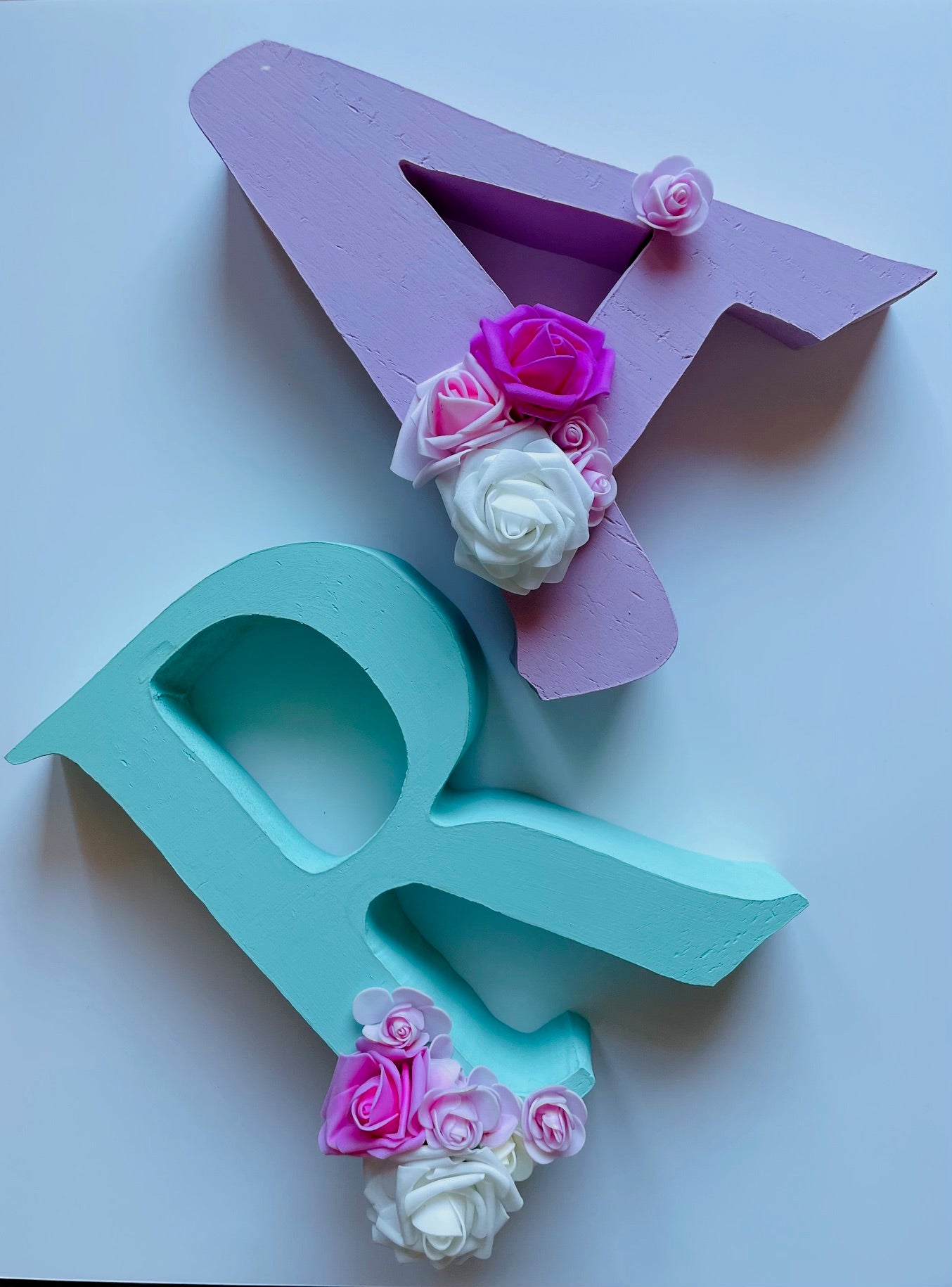 INITIALE ET FLEURS